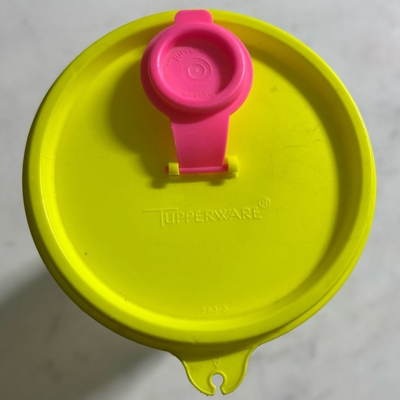 Vintage 80s Tupperware handolier pitcher with flip top lid in neon yellow / pink - Picture 2 of 8